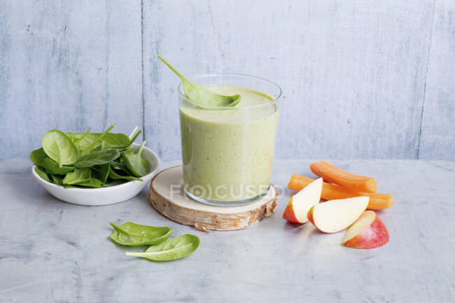 Spinat-Smoothie mit Apfel und Karotte — Stockfoto