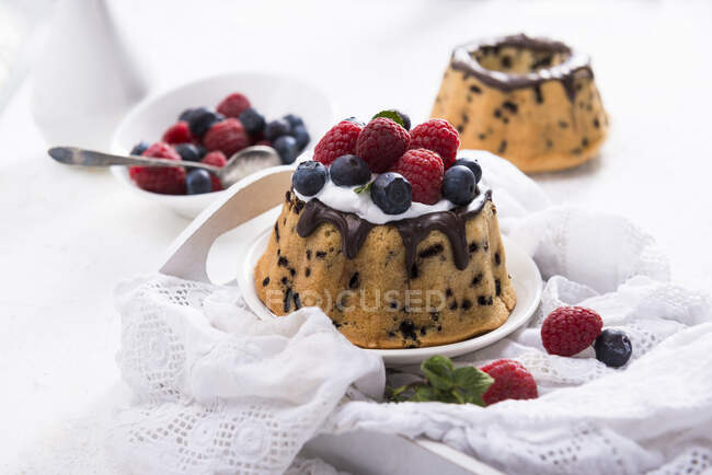 Small vegan stracciatella sponge cakes with soy cream and berries — Photo de stock