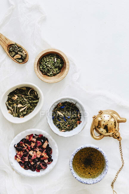 Feuilles de thé variétés et tasse de thé — Photo de stock