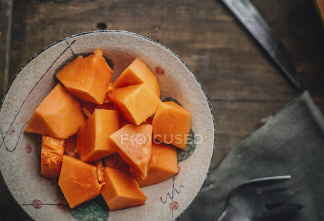 Primer plano de deliciosa papaya picada - foto de stock
