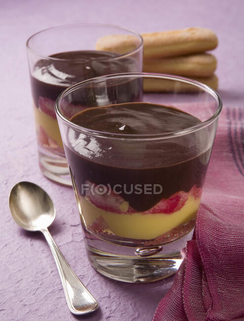 Layered dessert with fingers cookies and liqueur — Stock Photo