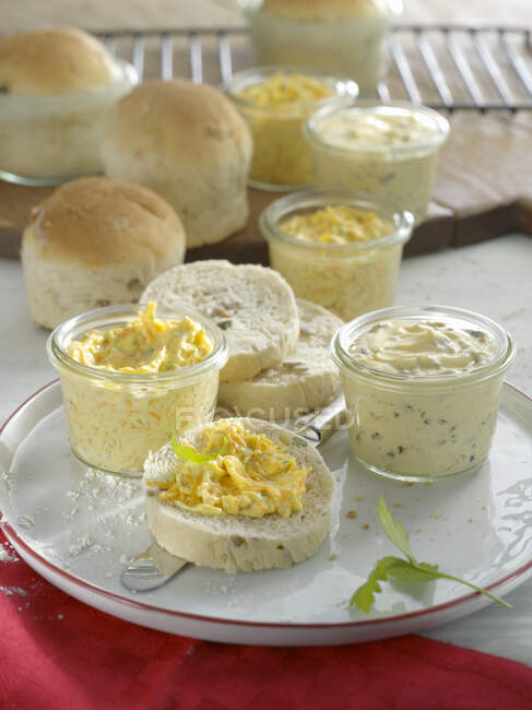 Bread baked in glasses with two types of butter — Stock Photo