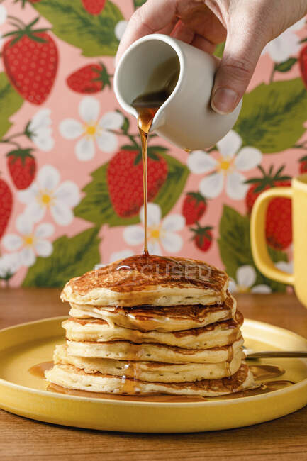 American pancakes with maple syrup — Stock Photo