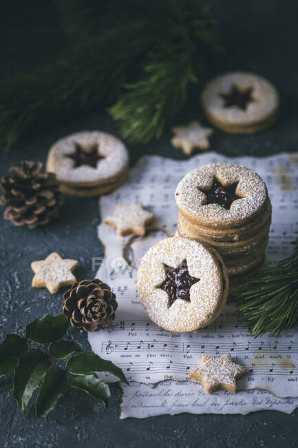 Stack of a Christmas Linker biscuits remplis de confiture — Photo de stock