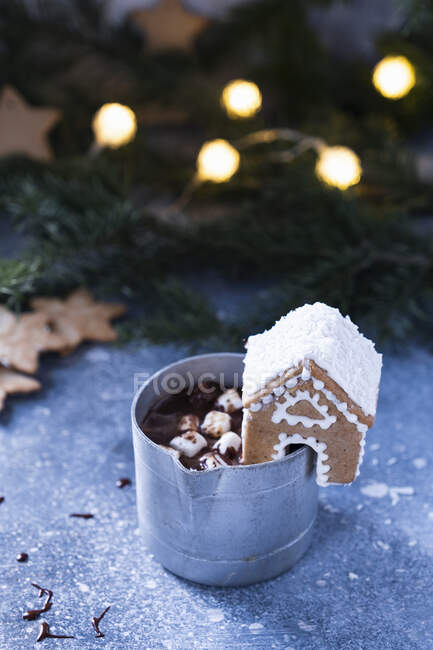 Gingerbread house on the cup with lights — Stock Photo
