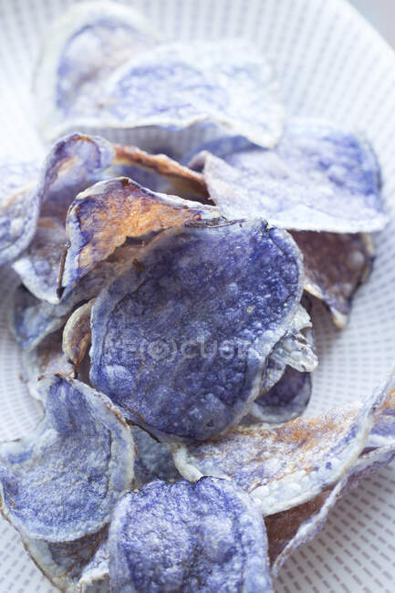 Сині картопляні чіпси в чашці — стокове фото