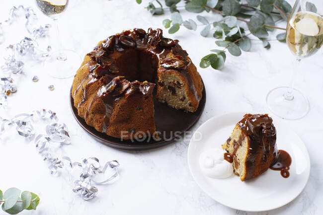 Праздничный торт с карамелью и финиками — стоковое фото