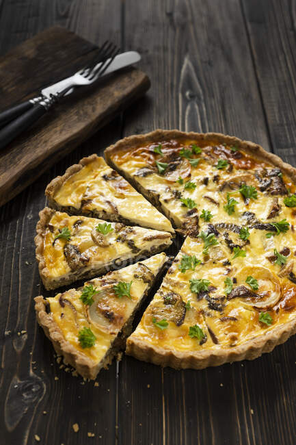 Close-up shot of delicious Tart with mushrooms and goat cheese — Stock Photo