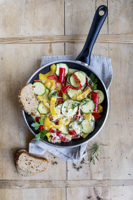 Gebratenes Gemüse mit Feta und Rosmarin — Stockfoto