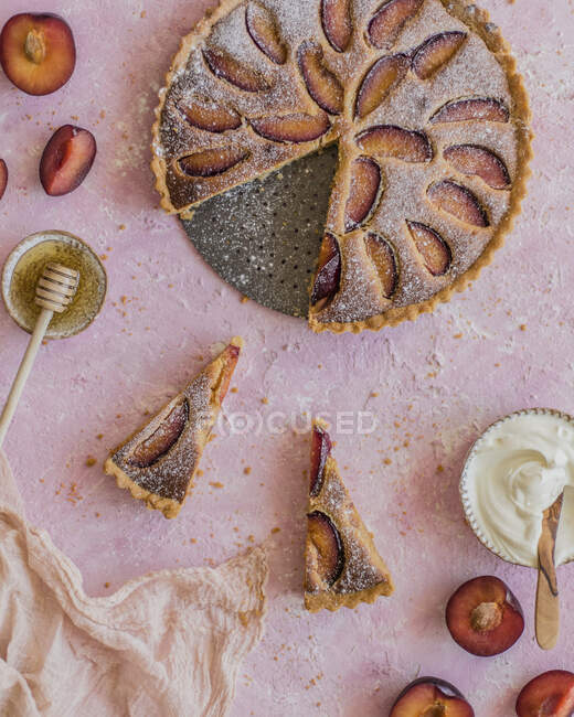 Frangipane tart with plums — Stock Photo