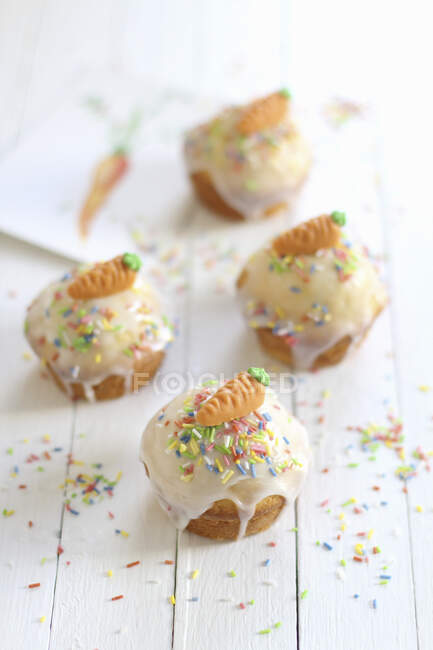 Easter carrot muffins with colourful sprinkles — Stock Photo