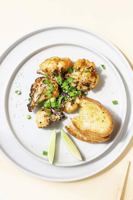 Grilled cauliflower with grilled bread — Stock Photo