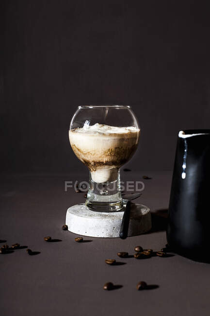 Une boisson au café avec crème dans un verre — Photo de stock