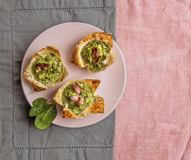 Tarts with cottage cheese, spinach, egg, mushrooms, garlic and bacon — Stock Photo