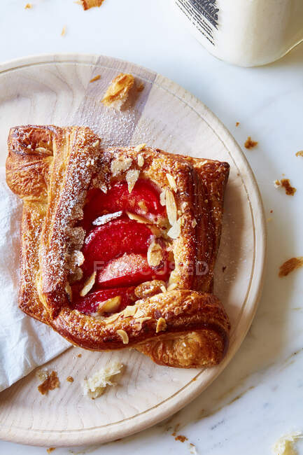 Pastry with red plum, closeup - foto de stock