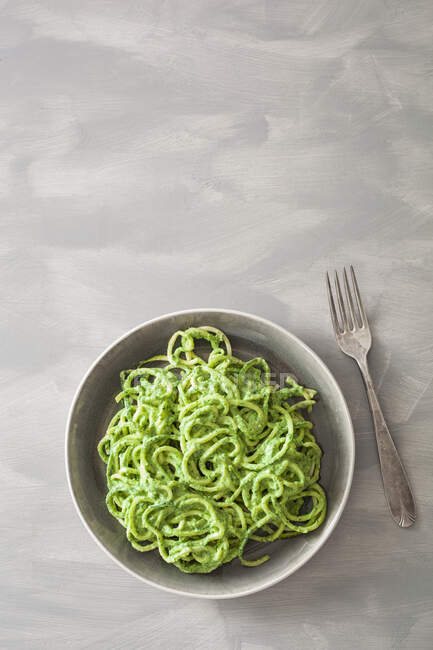 Zucchini-Nudeln mit veganer Rucola und Cashewnuss-Pesto — Stockfoto