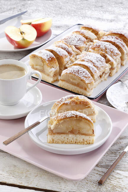 Cake with large pieces of apple — Stock Photo
