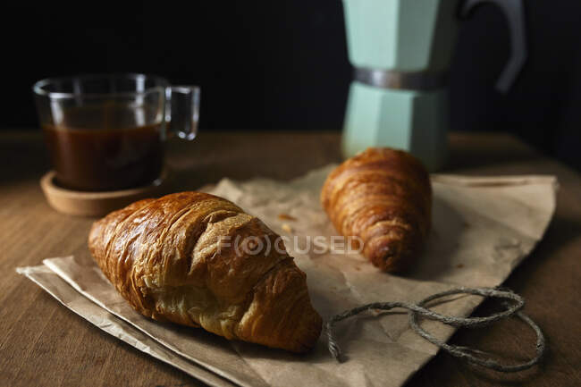 Nahaufnahme von frischen Croissants mit Kaffee — Stockfoto