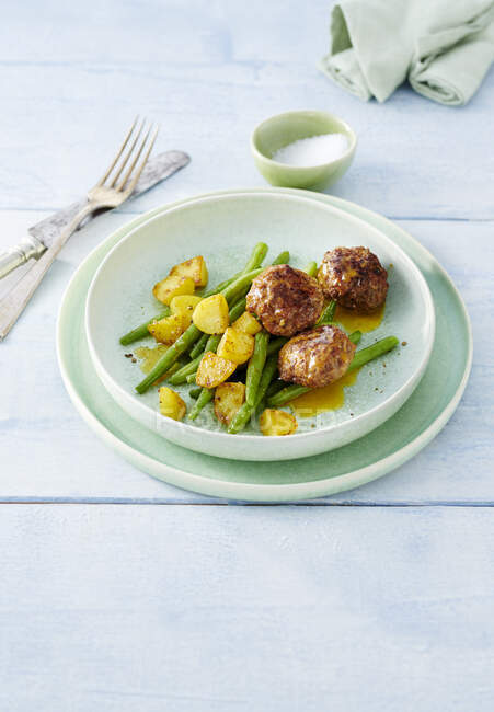 Meatballs with potatoes and green beans — Stock Photo