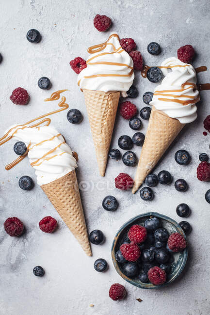 Мягкое мороженое с карамельным соусом — стоковое фото