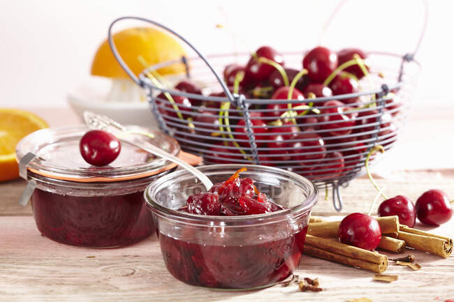 Marmellata estiva di ciliegie dolci con bastoncini di cannella — Foto stock