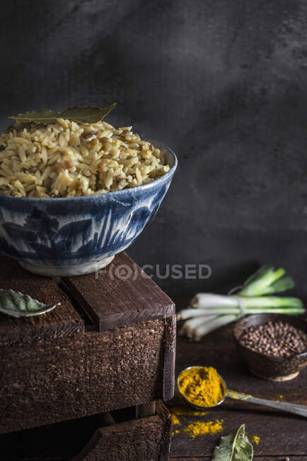 Greek kritharaki with lentils and laurel — Stock Photo