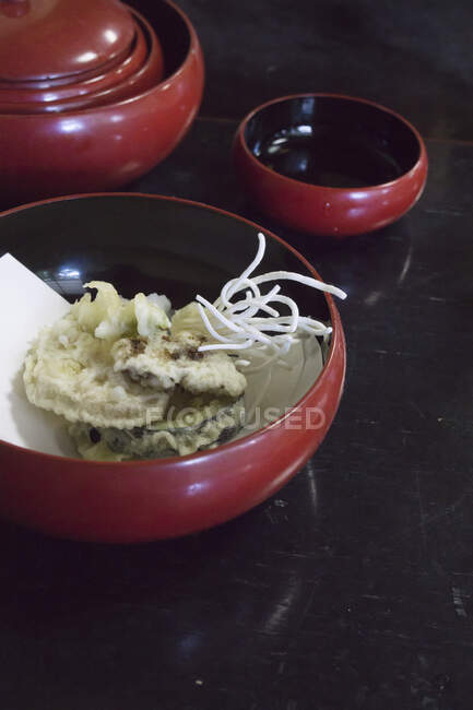 Varios japoneses Tempura: Nesu (berenjena), Hasu (Lotus), Satsumaimo (batata) y champiñones fritos - foto de stock