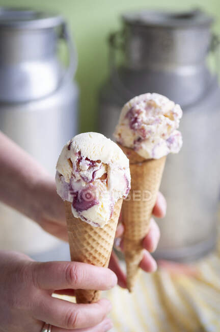 Фруктовое мороженое в конусах — стоковое фото