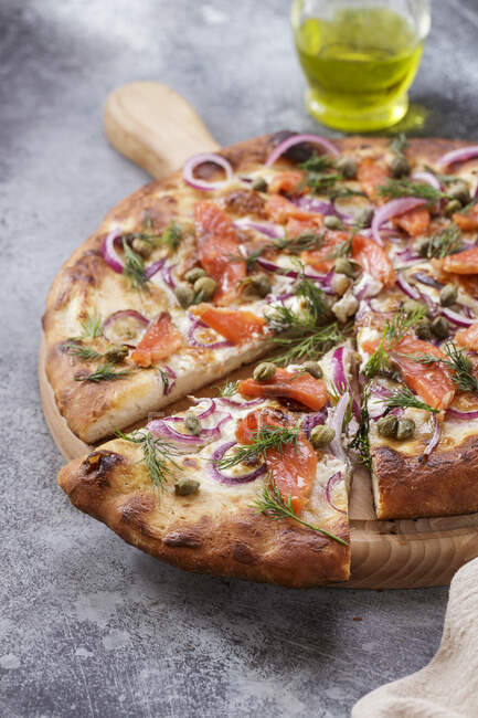 Pizza mit Räucherlachs in Großaufnahme — Stockfoto