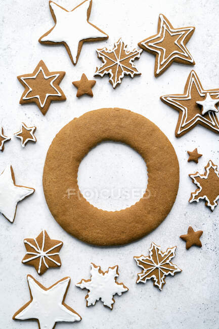 Corona de jengibre sin terminar con galletas de estrellas - foto de stock
