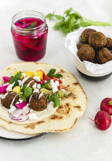 Pita bread with falafel, hummus and vegetables — Stock Photo