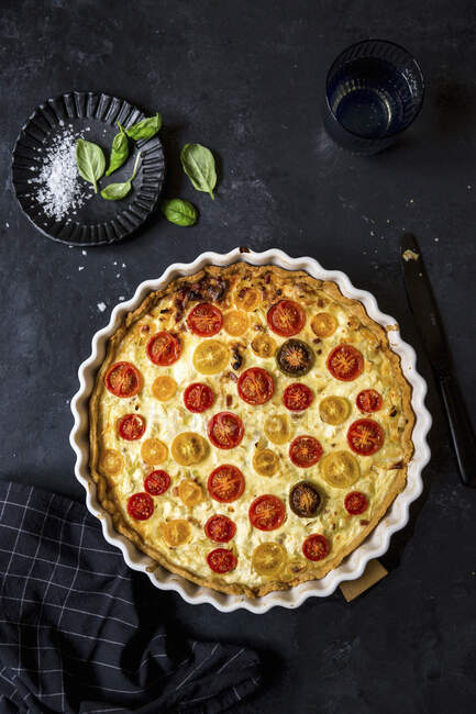 Tomato quiche in a baking dish — Stock Photo