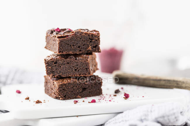 Morsi di brownie con cioccolato e lamponi secchi — Foto stock