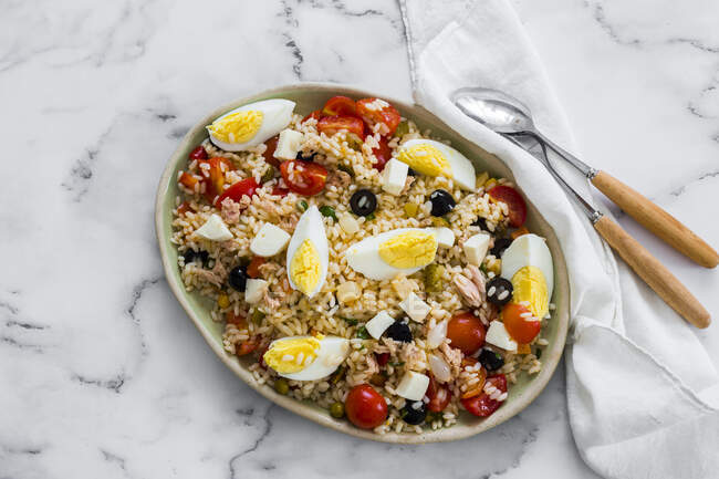 Rice salad with tuna and boiled eggs — Stock Photo