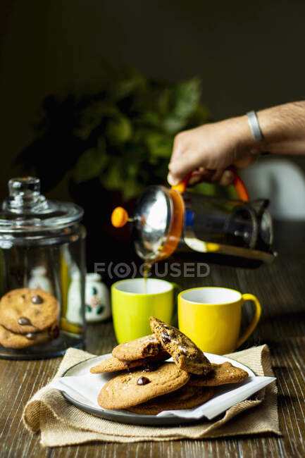 Cookies servis avec du café fraîchement brassé — Photo de stock