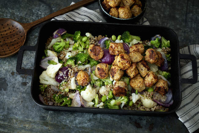 Veggie balls with oven baked greens — Stock Photo