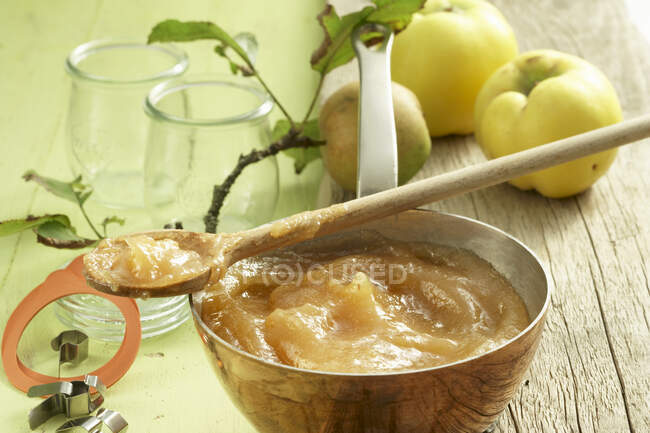 Membrillo y manzana en una olla de cobre - foto de stock