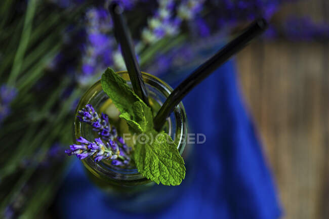 Sommer-Detox-Limonade mit Lavendel, Zitrone und Minze im Vintage-Glas mit Stroh auf rustikalem Hintergrund mit Kopierraum — Stockfoto