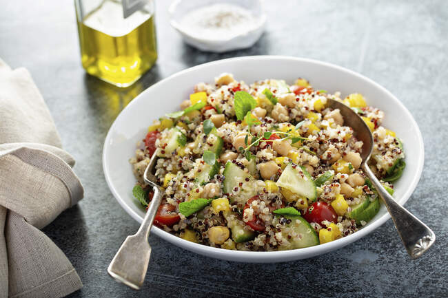 Fresh quinoa tabbouleh salad with tomatoes and cucumbers — Stock Photo