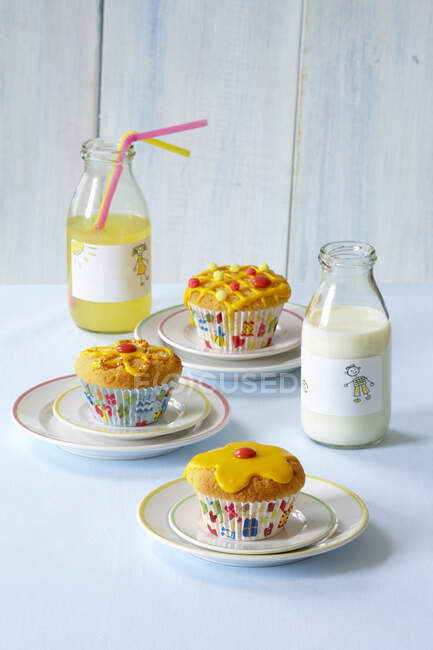 Tiro close-up de Muffins com um esmalte amarelo — Fotografia de Stock