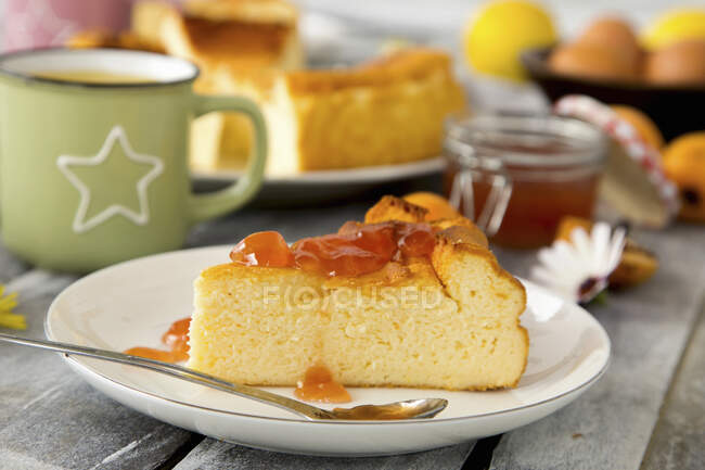 Piece of cheesecake with medlar jelly — Stock Photo