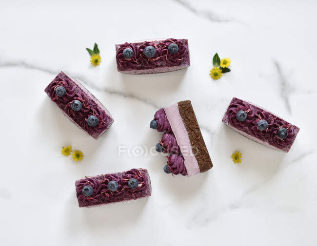 Tortas veganas de frambuesa y arándanos con flores fritas - foto de stock