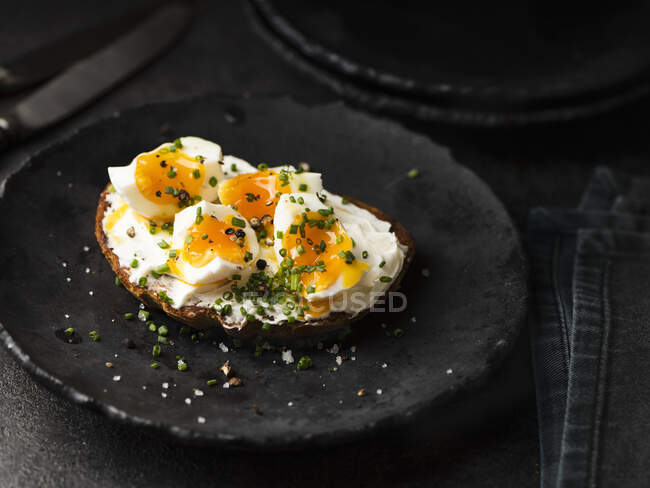 Pane condito con formaggio, uova sode ed erba cipollina — Foto stock