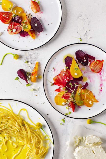Spaghetti in sage butter with a colorful beetroot salad — Stock Photo