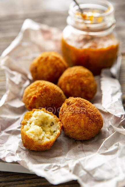 Baked rice balls with tomato sauce in jar — Foto stock