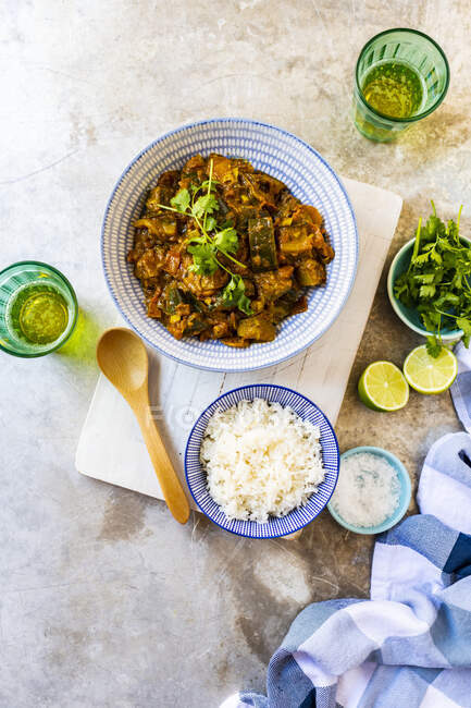 Spicy chicken curry with rice and vegetables — Stock Photo