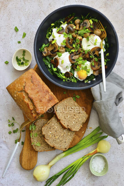 Ovos com cogumelos e prato de panela de espinafre para o café da manhã — Fotografia de Stock