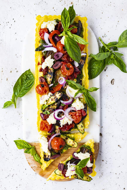 Torta de polenta com verdura de verão — Fotografia de Stock