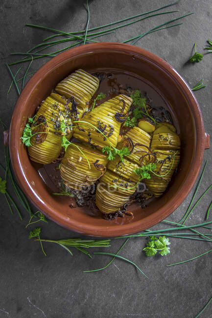 Fächerkartoffeln in einer Tonschüssel — Stockfoto