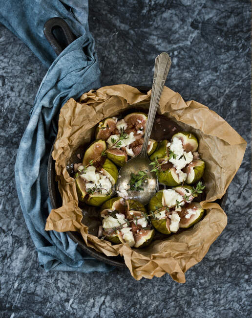 Baked figs with feta cheese - foto de stock